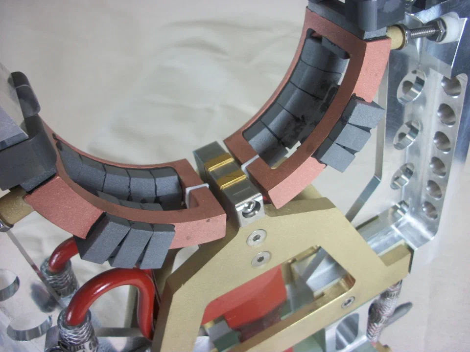 Induction crankshaft hardening coil fitted with Fluxtrol soft magnetic composite flux concentrators