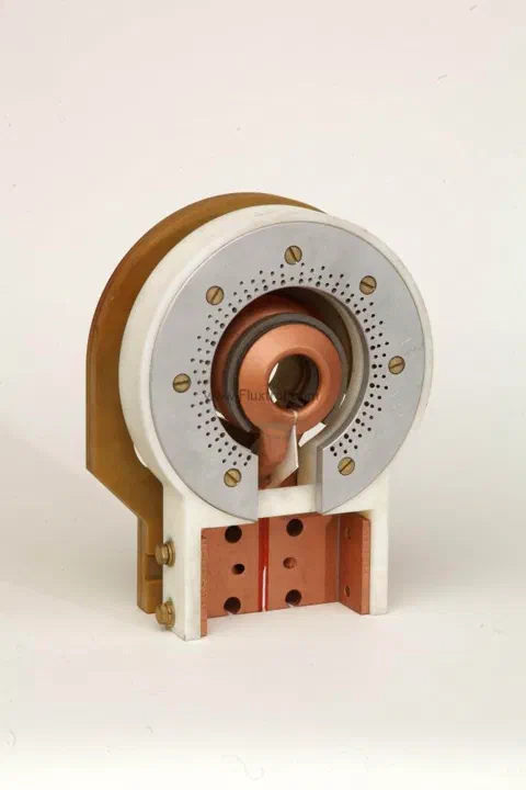 Two-turn axle scan coil concept with quench ring